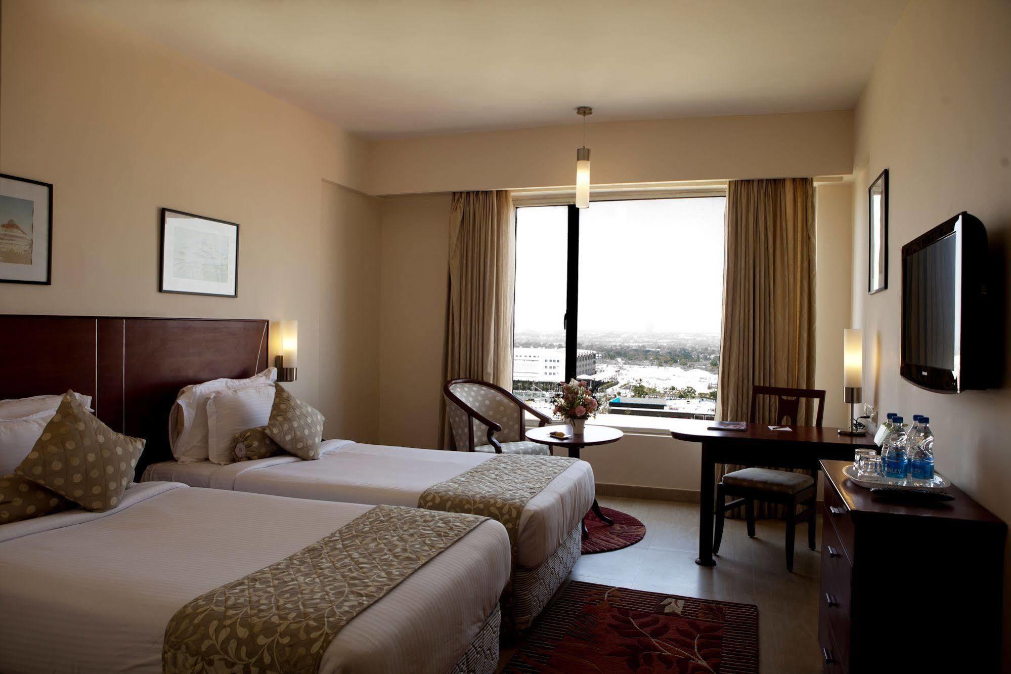 โอ บิซ พรีเมียร์ แอท ลีโอเนีย Hotel ไฮเดอราบัด ภายนอก รูปภาพ
